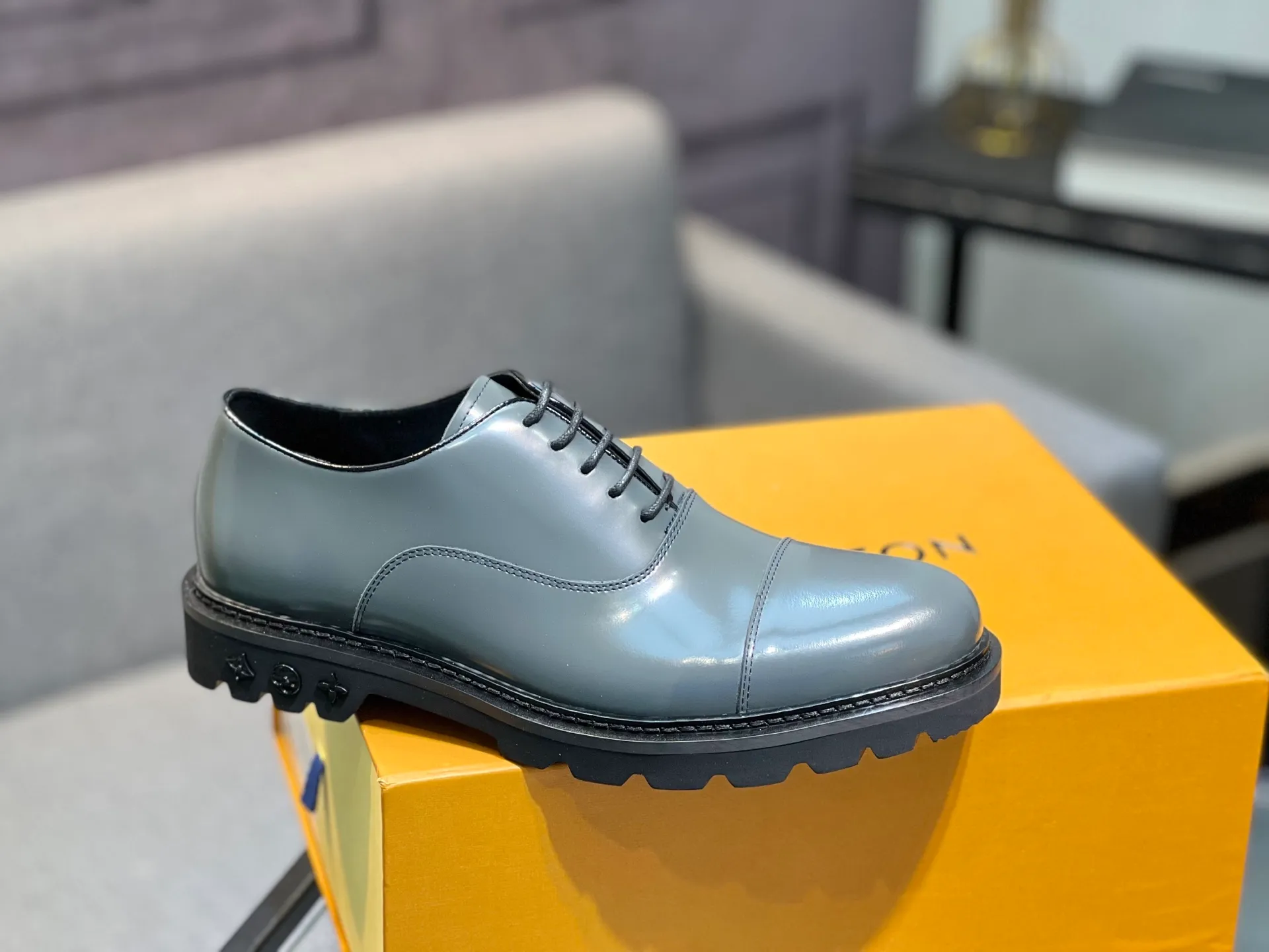 Men's shoes 💰820 [LV] - High-end quality - Upper: 🔝 tumbled cowhide, Nappa cowhide, brand logo sewn on shoe body - Lining: cowhide, foot pads; water-dyed cowhide - Outsole: TPR·rubber foam; two-color molded outsole -Super high quality control·Fine workmanship: highlighted (high-end·luxury·grade) -Size: 39-44 (38 45 can be customized)
